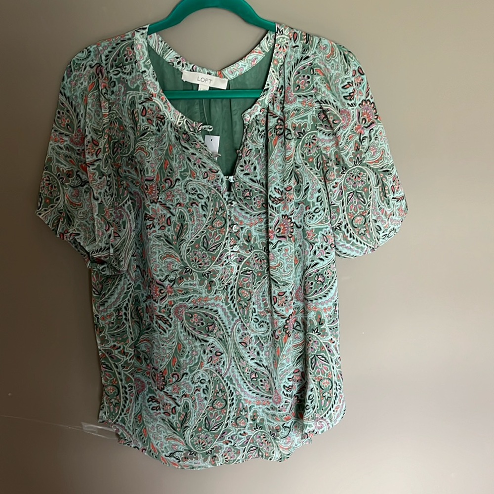 New with tags loft spring blouse. Lined underneath. Size large